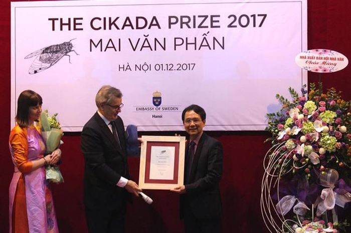 Mai Văn Phấn nhận Giải thưởng Cikada năm 2017