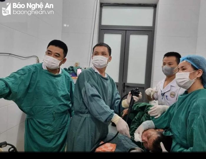  Ca nội soi đã gắp thành công tăm tre ra khỏi dạ dày bệnh nhân. Ảnh: Đình Hào 