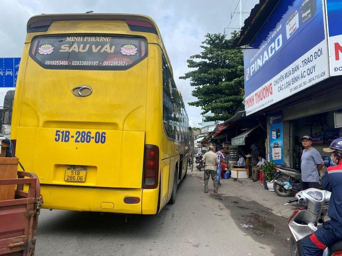 Một xe đón khách dọc quốc lộ 1A, địa bàn quận 12, bị cơ quan chức năng xử lý.