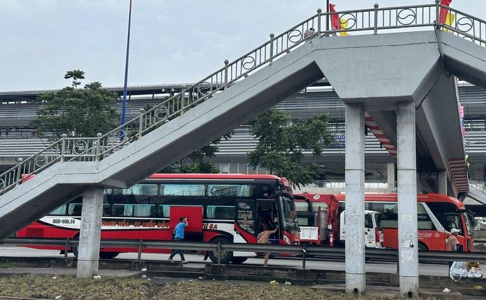 Một xe khách chạy tuyến thành phố Hồ Chí Minh - Thanh Hóa bị ghi hình khi dừng đón khách dọc đường Võ Nguyên Giáp để phục vụ xử phạt.