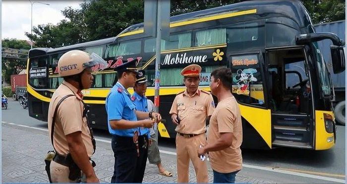 Cảnh sát giao thông và Thanh tra Giao thông thành phố Hồ Chí Minh phối hợp kiểm tra xe khách. Ảnh: PC08.