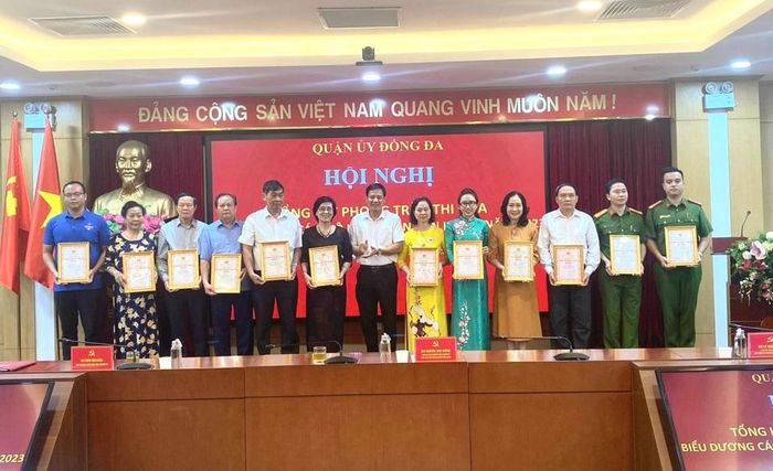 Chủ tịch HĐND quận Đống Đa Nguyễn Anh Cường trao Chứng nhận cho các mô hình dân vận khéo tại quận Đống Đa.