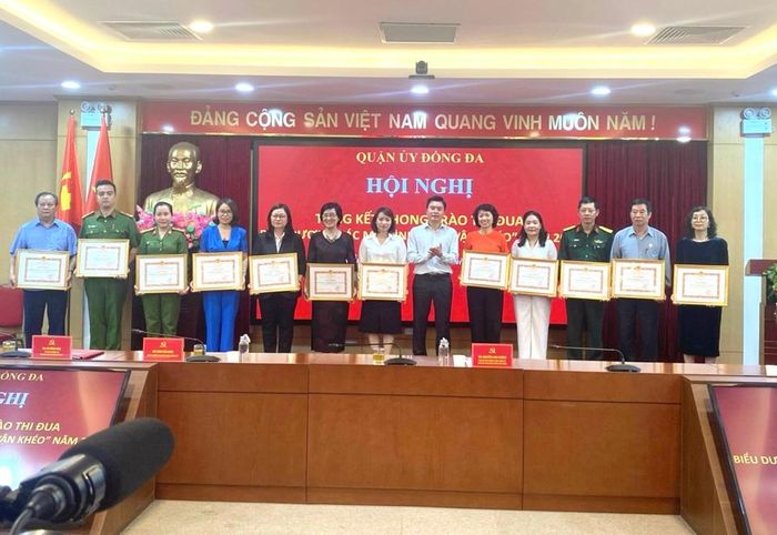 Chủ tịch UBND quận Đống Đa Lê Tuấn Định trao khen thưởng cho các tập thể, cá nhân có thành tích.