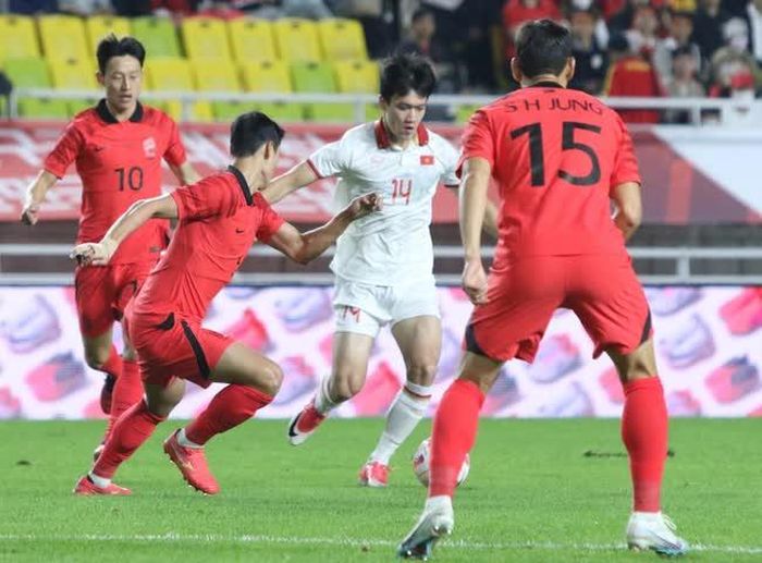 Hoàng Đức (14) nhiều khả năng sẽ được HLV Troussier đưa về hàng tiền vệ thay vì đá cắm như thời gian vừa qua. Ảnh: Hải Hoàng