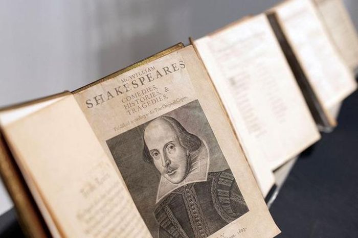 Cuốn “First Folio” của Shakespeare được trưng bày tại Christies ở London ngày 24/4/2023, nhân kỷ niệm 400 năm phát hành