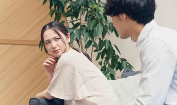 Việc nhìn chằm chằm quá lâu có thể khiến cô ấy khó chịu hoặc thậm chí cảm thấy sợ hãi. (Ảnh: ITN).