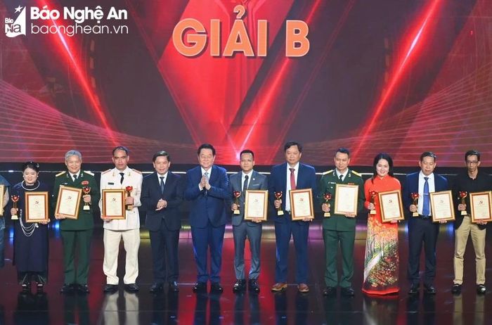  Báo Nghệ An đạt giải B tại "Cuộc thi chính luận về bảo vệ nền tảng tư tưởng của Đảng lần thứ 3, năm 2023". Ảnh: Thành Cường 