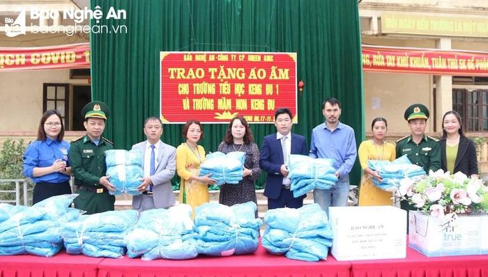  Báo Nghệ An, Bộ đội Biên phòng tỉnh và Công ty CP Green GMC trao hơn 400 suất quà cho học sinh xã Keng Đu (Kỳ Sơn). Ảnh: Tiến Đông 