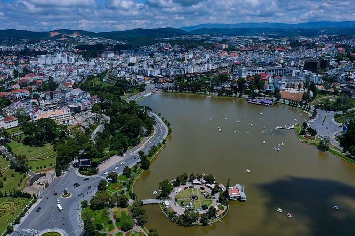 Ngoài hàng trăm sản phẩm du lịch độc đáo, thu hút nhiều du khách từ khắp nơi đổ về tham quan, thưởng ngoạn như vườn hoa Bích Câu, Hồ Xuân Hương, Mộc bản Triều Nguyễn,… Tp.Đà Lạt, tỉnh Lâm Đồng còn thu hút du khách, nhất là các bạn trẻ đến đây để săn mây, một thú chơi khác biệt hoàn toàn với những điểm du lịch khác.