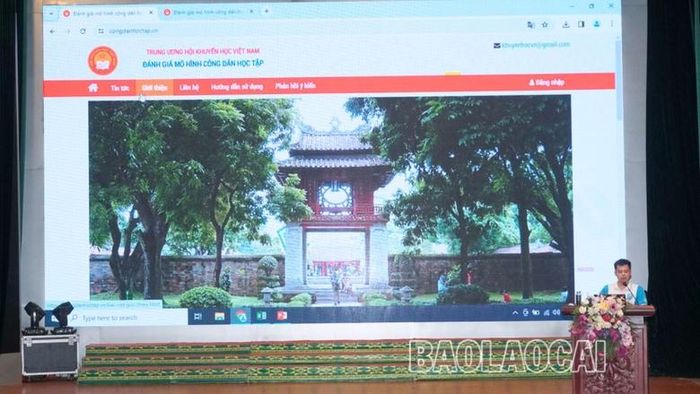 Giảng viên Đại học Mở Hà Nội giới thiệu giao diện trang web "Công dân học tập". 