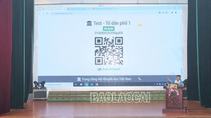  Giảng viên Đại học Mở Hà Nội hướng dẫn tạo tài khoản bằng mã QR. 