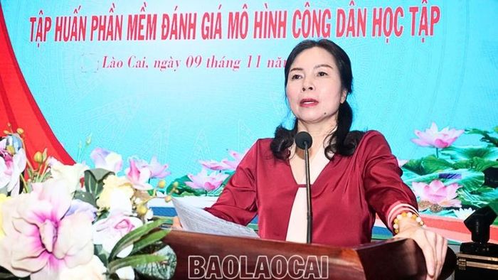  Đồng chí Dương Bích Nguyệt, Giám đốc Sở Giáo dục và Đào tạo phát biểu khai mạc hội nghị. 
