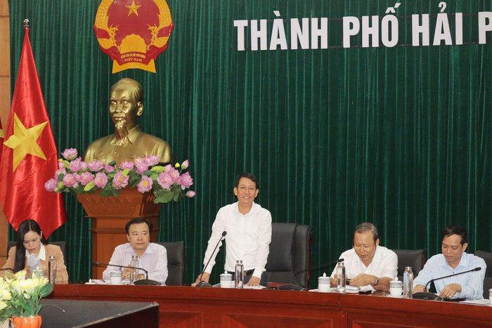 Chánh Văn phòng Đoàn ĐBQH và HĐND thành phố Hà Thế Vinh phát biểu tại buổi họp