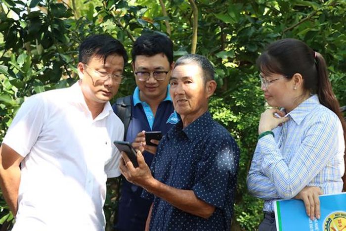 Ông Nguyễn Phước Thiện, Phó Chủ tịch UBND tỉnh Đồng Tháp (ngoài cùng bên trái) khảo sát tiến độ xây dựng mô hình làng thông minh phát triển từ hội quán nông dân.