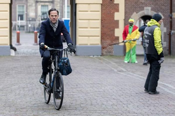 Mark Rutte đi làm bằng xe đạp