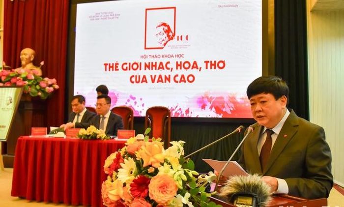 PGS-TS Nguyễn Thế Kỷ, Chủ tịch Hội đồng Lý luận, phê bình văn học, nghệ thuật Trung ương phát biểu tại hội thảo
