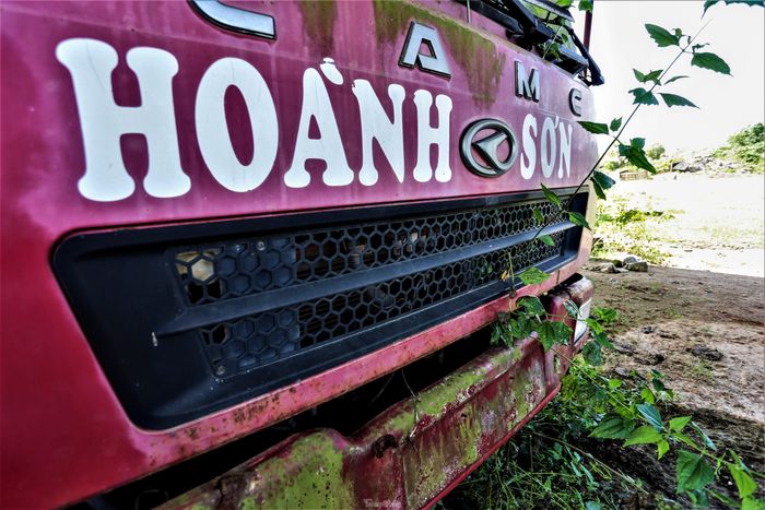 Nhiều xe tải nằm chỏng chơ tại dự án. Do lâu ngày không sử dụng, những chiếc xe này đã bị hoen rỉ, cây cỏ xâm lấn.
