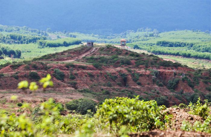 Nhiều vị trí trên thân đập xảy ra tình trạng sạt lở, đất nền chảy thành rãnh lớn do chưa thể chặn dòng. Về mùa mưa lũ rất dễ xảy ra tình trạng sạt lở đất.