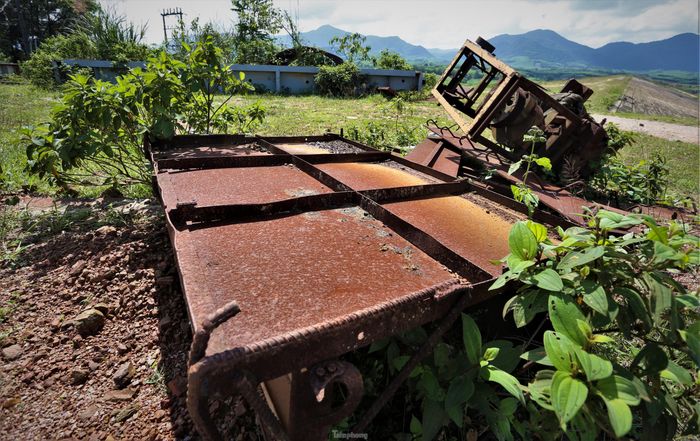 Sắt thép, vật liệu xây dựng các công trình nằm ngổn ngang, bị rỉ sét.