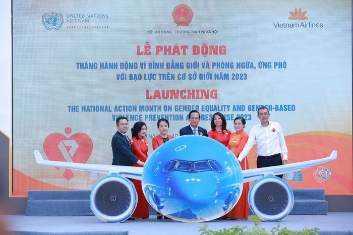 Đại diện các đơn vị thực hiện nghi thức nhấn nút phát động Tháng hành động vì bình đẳng giới và phòng ngừa, ứng phó với bạo lực trên cơ sở giới năm 2023 (Ảnh: Nguyễn Sơn).