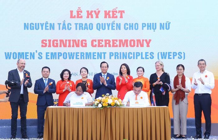 Các đơn vị ký kết cùng hành động vì công tác bình đẳng giới. Ảnh - MOLISA.