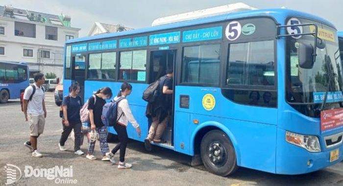 Nhiều hành khách ở TP.Biên Hòa chọn đi tuyến xe buýt số 5 tại Bến xe Biên Hòa để đi TP.HCM. Ảnh: Thành Nhân