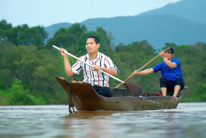 Các vận động viên xã Ia Khai (huyện Ia Grai) tích cực tập luyện để tham gia Hội đua thuyền trên sông Pô Cô tranh cúp A Sanh. Ảnh: Đức Thụy