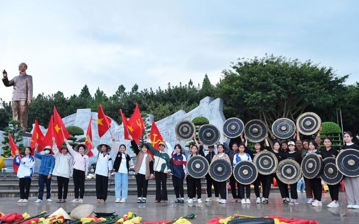 Học sinh Trường THPT Dân tộc Nội trú tỉnh tập luyện các tiết mục cho đêm khai mạc Tuần Văn hóa-Du lịch Gia Lai 2023. Ảnh: H.N