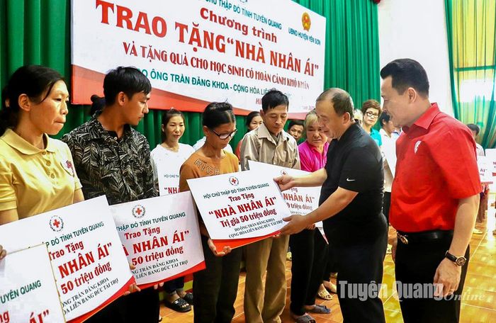Ông Trần Đăng Khoa, Việt kiều ở Cộng hòa Liên bang Đức trao tặng 2 tỷ đồng cho 40 hộ gia đình nghèo thuộc 2 huyện Hàm Yên, Yên Sơn xây dựng "Nhà Nhân ái".