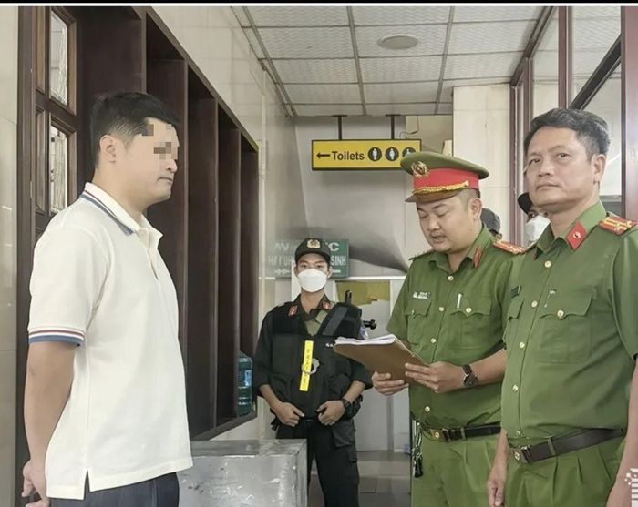 Lực lượng chức năng tống đạt các Quyết định khởi tố bị can và Lệnh bắt bị can để tạm giam đối với Lê Dương - Phó Giám đốc Công ty TNHH Thành Bưởi