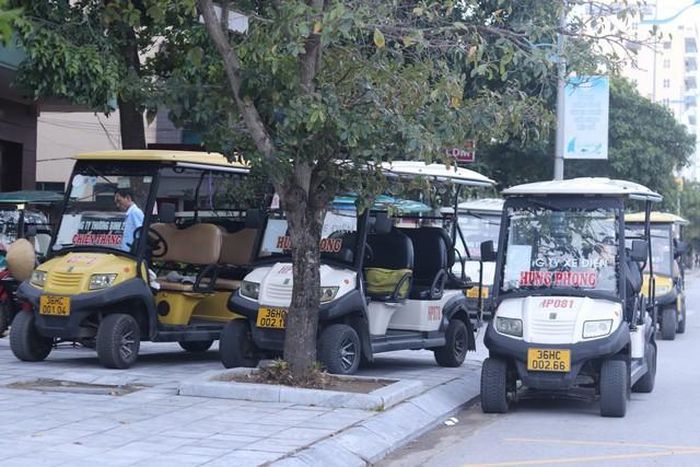 Xe điện "nằm dài" trên vỉa hè.