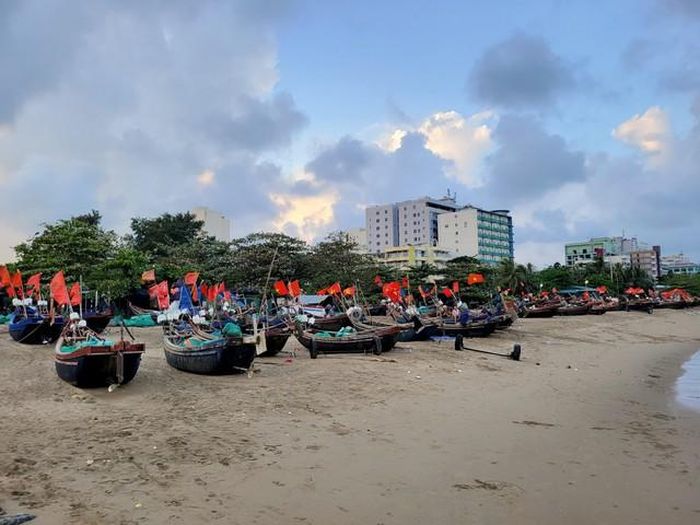 Những con thuyền nằm dài trên bãi biển.