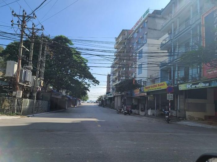 Những con đường ra biển không một bóng người.