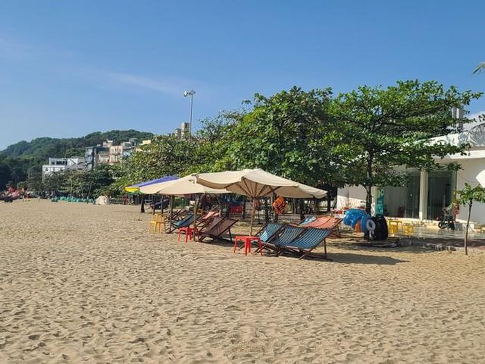 Vắng bóng du khách khiến Sầm Sơn vắng lặng.