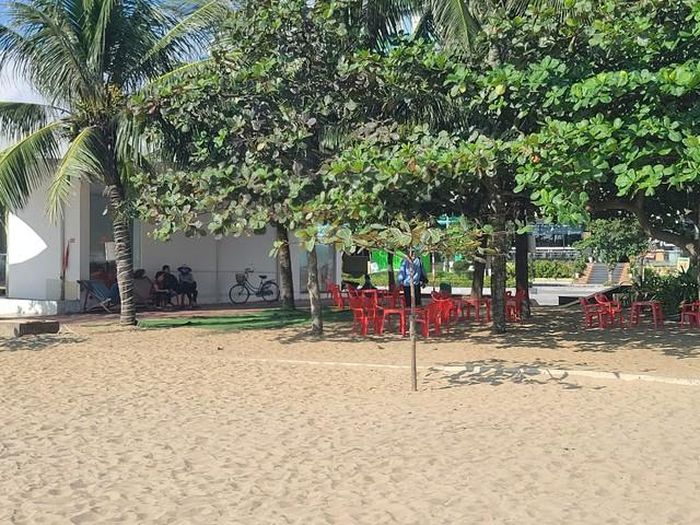 Hàng quán vắng tanh.