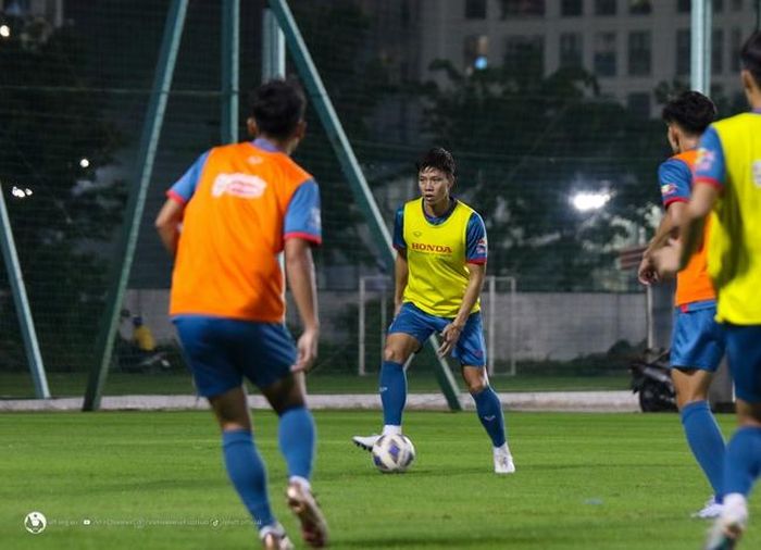 Trung vệ Quế Ngọc Hải quay lại tập luyện cùng toàn đội tối 11/11.Ảnh: VFF