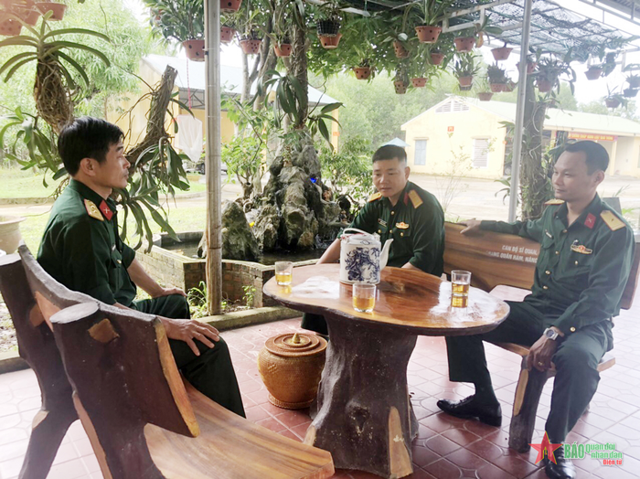 Một góc thư giãn trong khuôn viên nhà ăn. 