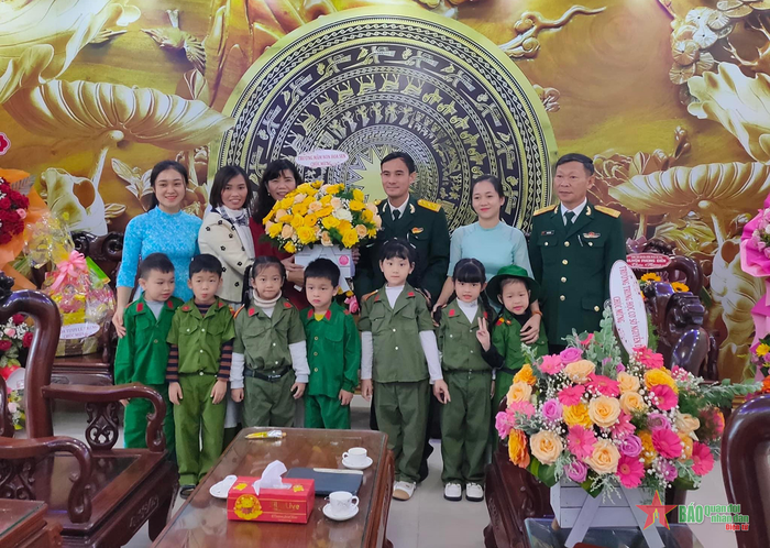 Các cô trò Trường mầm non Hoa Sen, thị trấn Phong Điền đến thăm và chúc mừng ngày truyền thống Quân đội nhân dân Việt Nam 22-12-2022. 