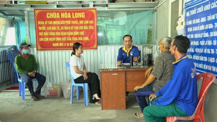 Thầy thuốc đang tư vấn thuốc rượu ngâm Mộc Bá Huê cho bệnh nhân