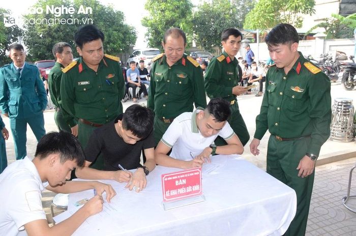 Sơ tuyển sức khỏe nghĩa vụ quân sự năm 2024 tại xã Nghi Thuận, huyện Nghi Lộc. Ảnh: Thành Chung 
