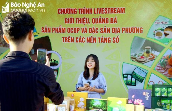 Việc livestream đã giúp tăng lượng tiếp cận khách hàng hơn so với các phương thức truyền thống. Ảnh: Quang An 