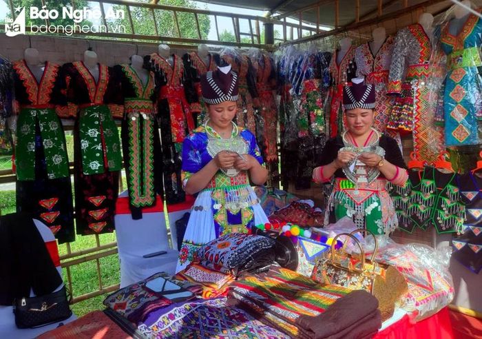  Mặt hàng thổ cẩm Kỳ Sơn đang được giới thiệu tại Hà Nội và sẽ được trưng bày tại sự kiện ngày 17/11 sắp tới. Ảnh: P.V 