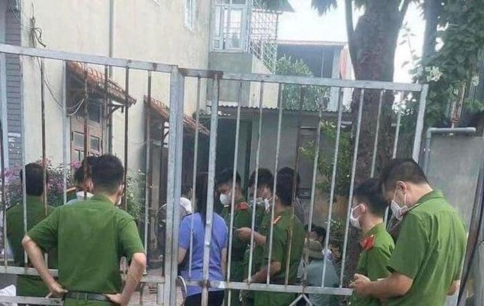 Lực lượng chức năng địa phương có mặt phong tỏa hiện trường, điều tra làm rõ vụ việc.