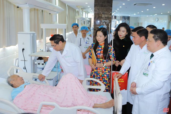 ... và động viên các bệnh nhân đang điều trị tại đây.
