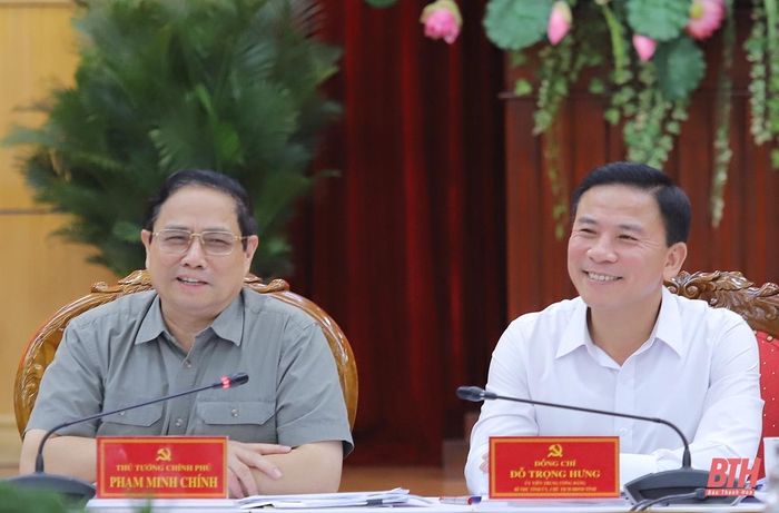Thủ tướng Chính phủ Phạm Minh Chính và Bí thư Tỉnh ủy Đỗ Trọng Hưng tại buổi làm việc.
