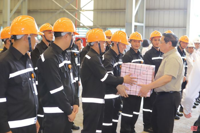 Thủ tướng Chính phủ Phạm Minh Chính tặng quà, động viên cán bộ, kỹ sư, công nhân và người lao động Nhà máy luyện cán thép Nghi Sơn.