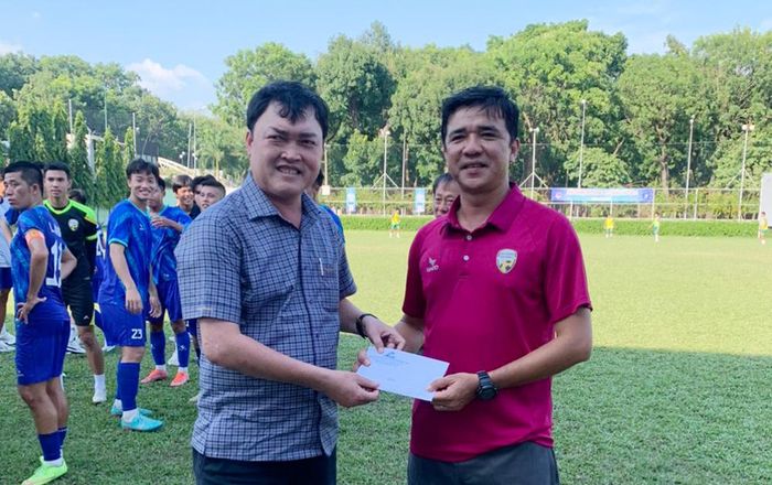 Giám đốc Trung tâm Đào tạo, Huấn luyện và Thi đấu thể dục - thể thao tỉnh An Giang Đặng Anh Kiệt động viên, thưởng nóng cho đội bóng An Giang