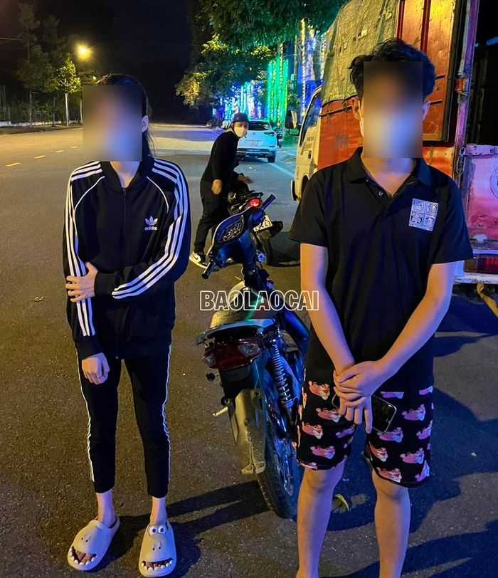  Nữ "quái xế" Hồ Hoàng Y. (trái ảnh). 