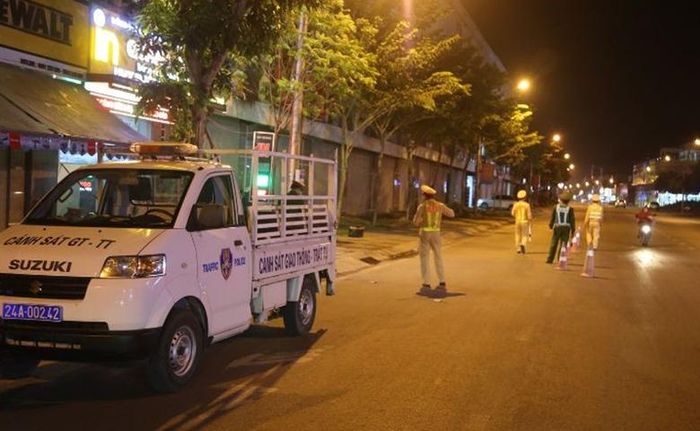  Lực lượng chức năng hóa trang và công khai xử lý vi phạm trật tự, an toàn giao thông. 
