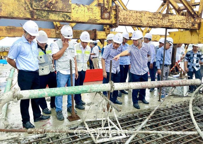 Chủ tịch UBND tỉnh Cà Mau Huỳnh Quốc Việt chỉ đạo đơn vị thi công tiếp tục đẩy nhanh tiến độ hoàn thành công trình, hạng mục còn lại để thông xe đúng tiến độ, trước ngày 15/12.